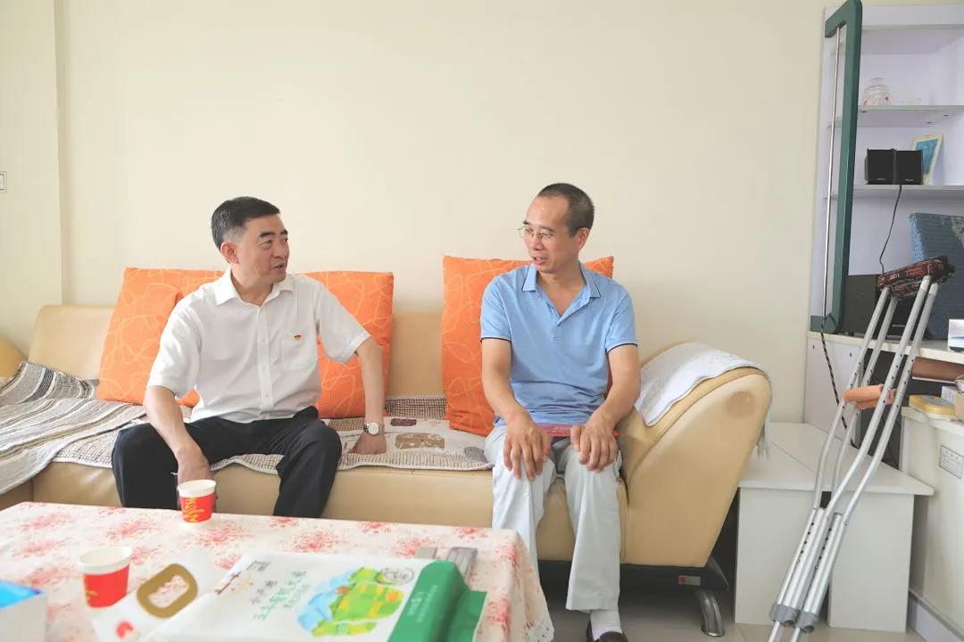 蜀道集團黨委副書記、董事鄒蔚走訪慰問四川路橋困難黨員