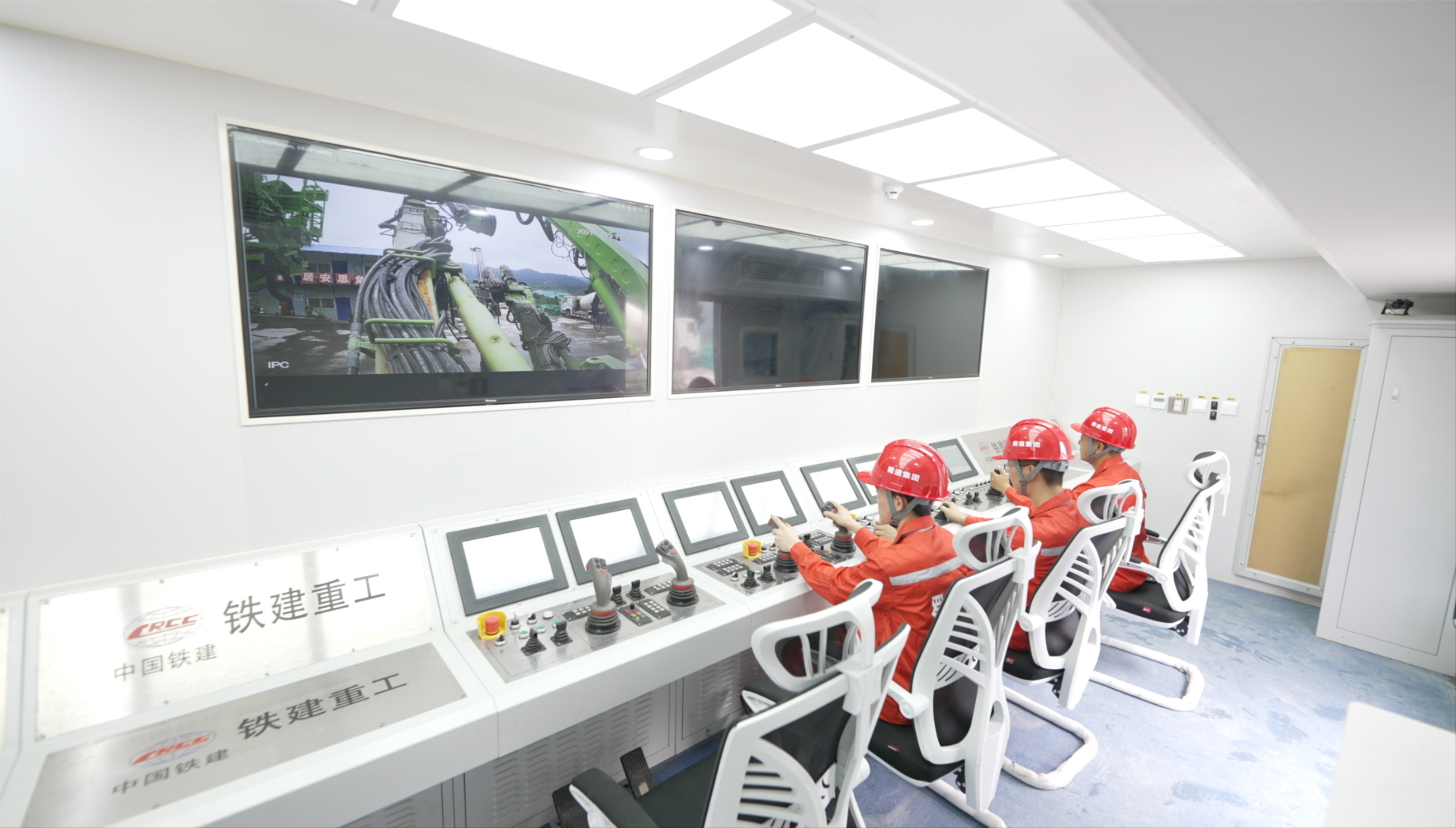 全國首創(chuàng)鉆、拱、噴、錨一體化遠(yuǎn)程控制