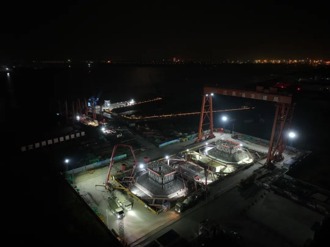 張靖皋長江大橋北航道橋南索塔承臺澆筑完成