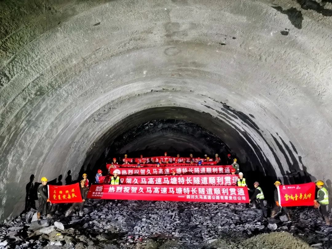 久馬高速首座微瓦斯特長隧道馬塘隧道雙幅貫通