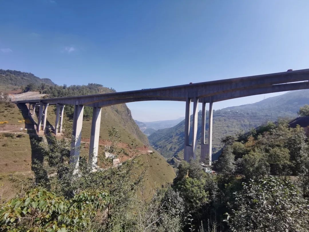 樂西高速九口至昭覺段年底建成 31座橋梁全面貫通！