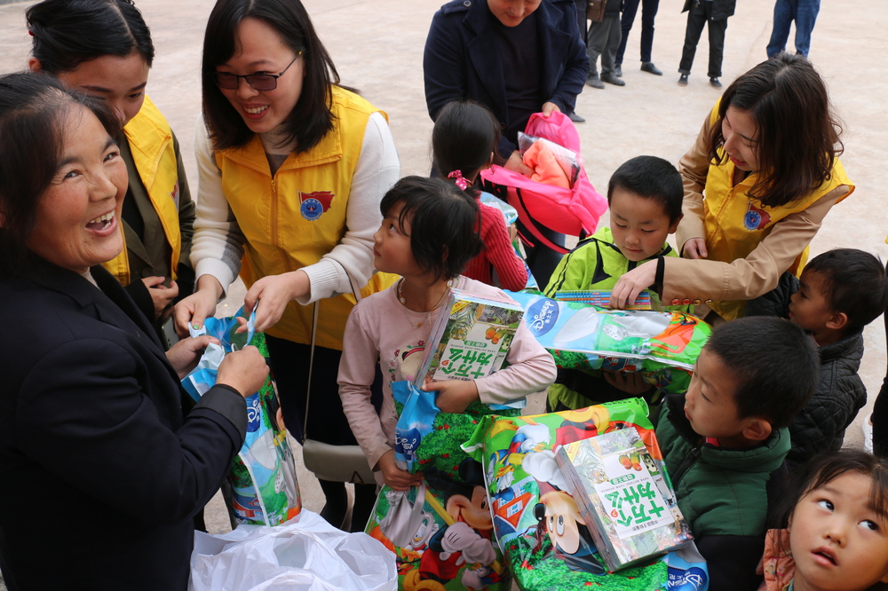 川交公司黨員先鋒服務(wù)隊到鋪埡廟村小學(xué)開展“夢想手拉手”活動
