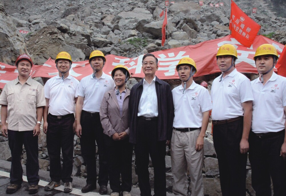 “5.12”抗震救災(zāi)期間，溫家寶同志視察公司搶通的國(guó)道213都汶公路.jpg
