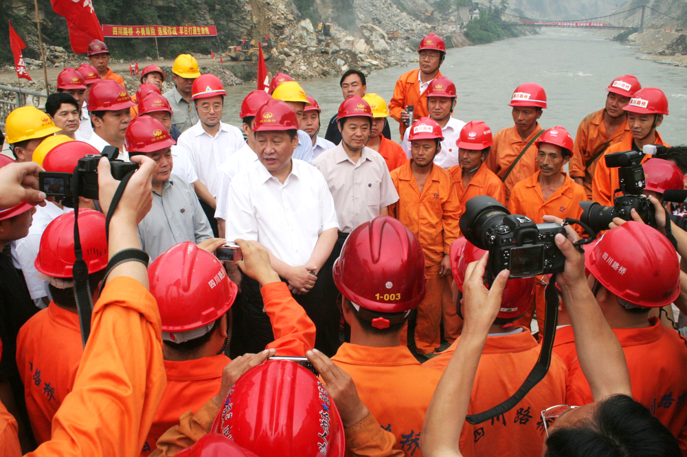 “5.12”抗震救災(zāi)期間，習(xí)近平同志視察公司搶通的國(guó)道213都汶公路