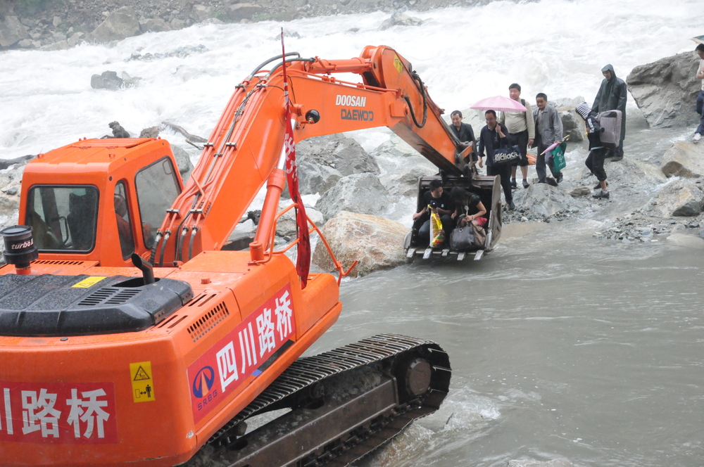 “8.13”映秀泥石流解救被困災(zāi)民