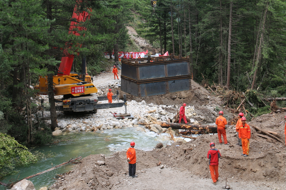 8.8九寨溝搶險救災現(xiàn)場安裝1號鋼架橋型鋼石籠橋臺.JPG