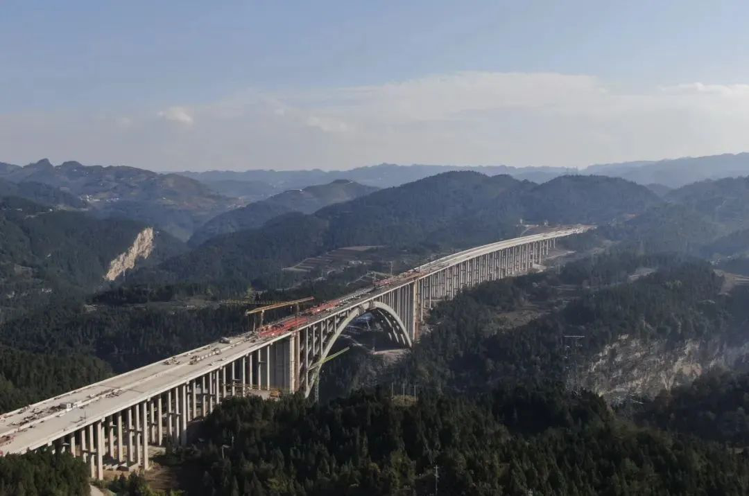 奮戰(zhàn)四季度 大干一百天 | 古金高速水落河特大橋I梁全部架設(shè)完成