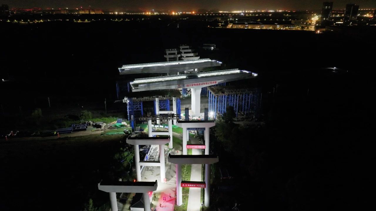 再戰(zhàn)再捷！成南擴(kuò)容轉(zhuǎn)體橋全部完成轉(zhuǎn)體