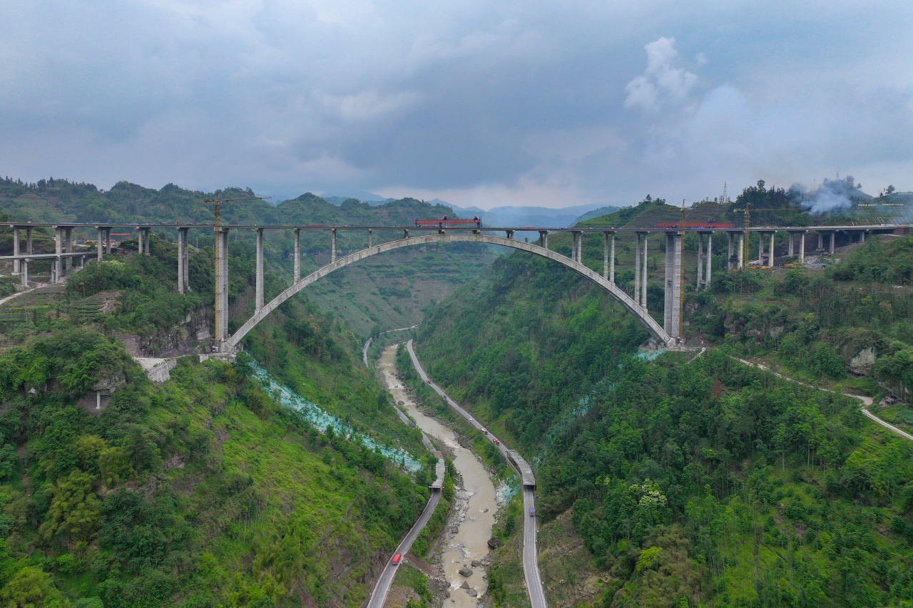 全國第二、四川第一！樂西高速蘇壩特大橋順利實(shí)現(xiàn)雙幅貫通