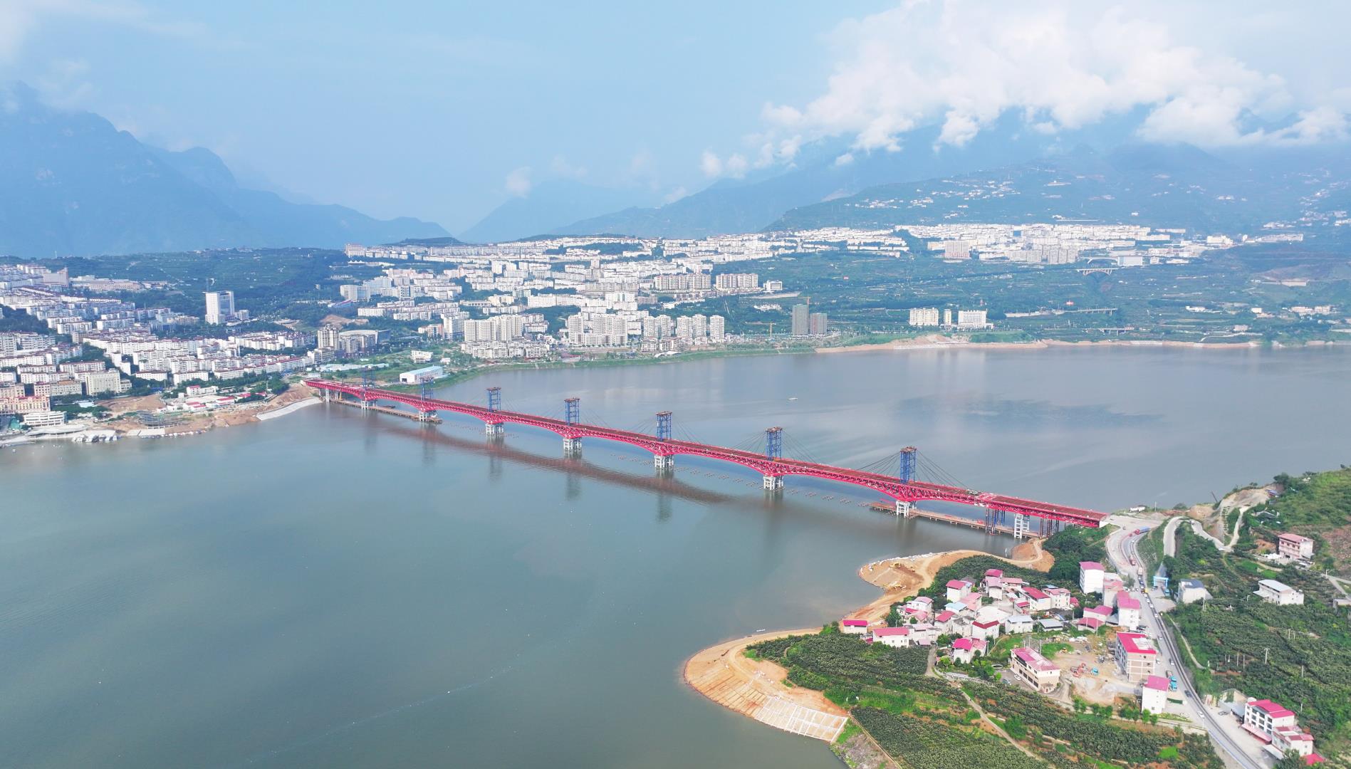 峨漢高速漢源連接線蘭家灣特大橋鋼桁梁今日順利合龍