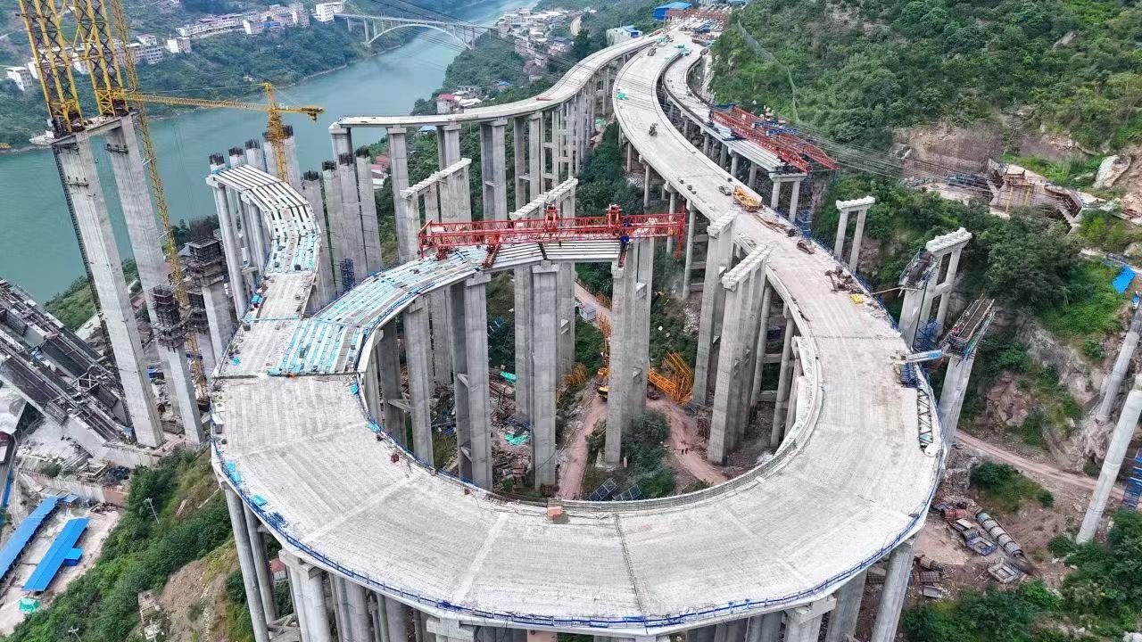 全國首例！架橋機劃出42m超小半徑完美曲線