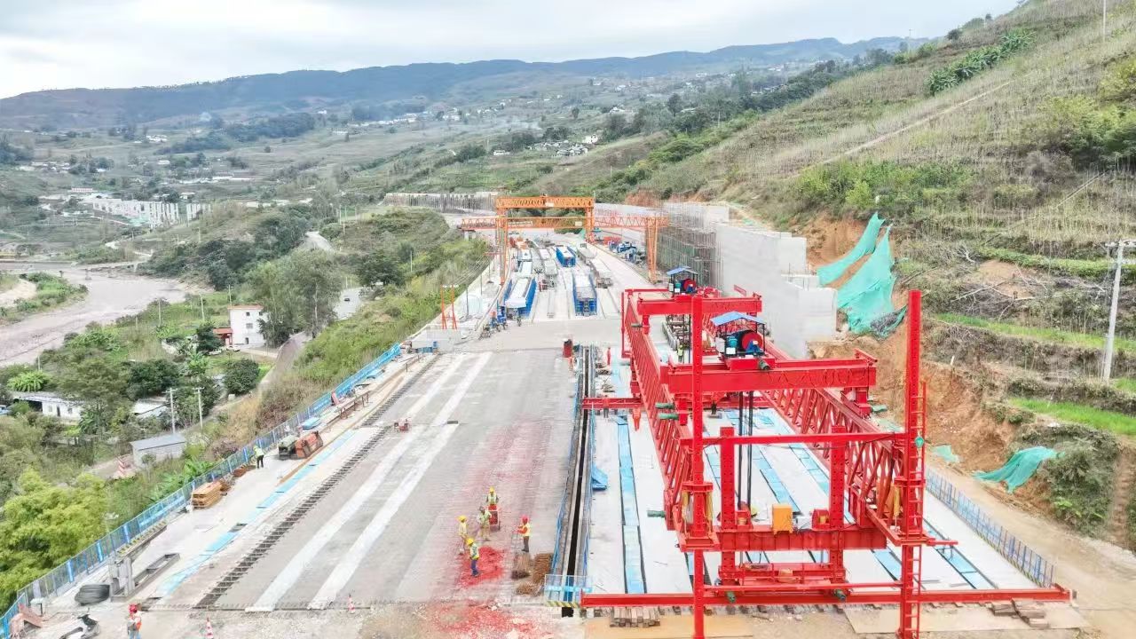 大干六十天 打贏收官戰(zhàn) | 西寧高速首座橋梁全幅貫通