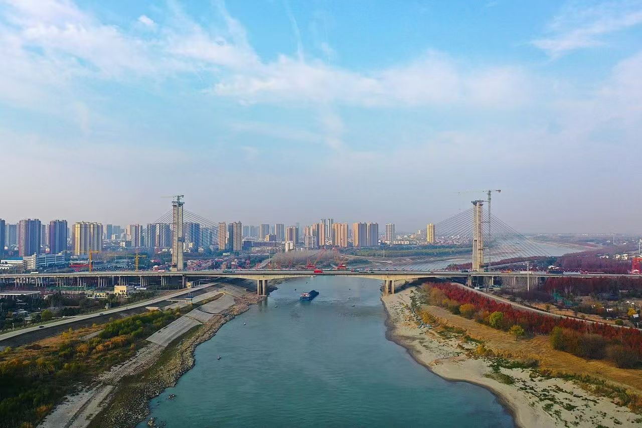 媒體關(guān)注 | 漢江特大橋順利合龍！湖北這條“四改八”高速再迎新進展