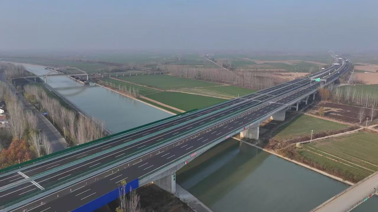 大干六十天 打贏收官戰(zhàn) | 山東省南北交通“大動(dòng)脈”提質(zhì)擴(kuò)容！濟(jì)廣高速濟(jì)菏段改擴(kuò)建工程建成通車
