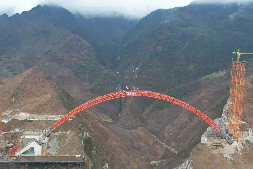 媒體關(guān)注 | “V”型深谷現(xiàn)“彩虹”！宜攀高速上烏角特大橋主拱圈順利合龍