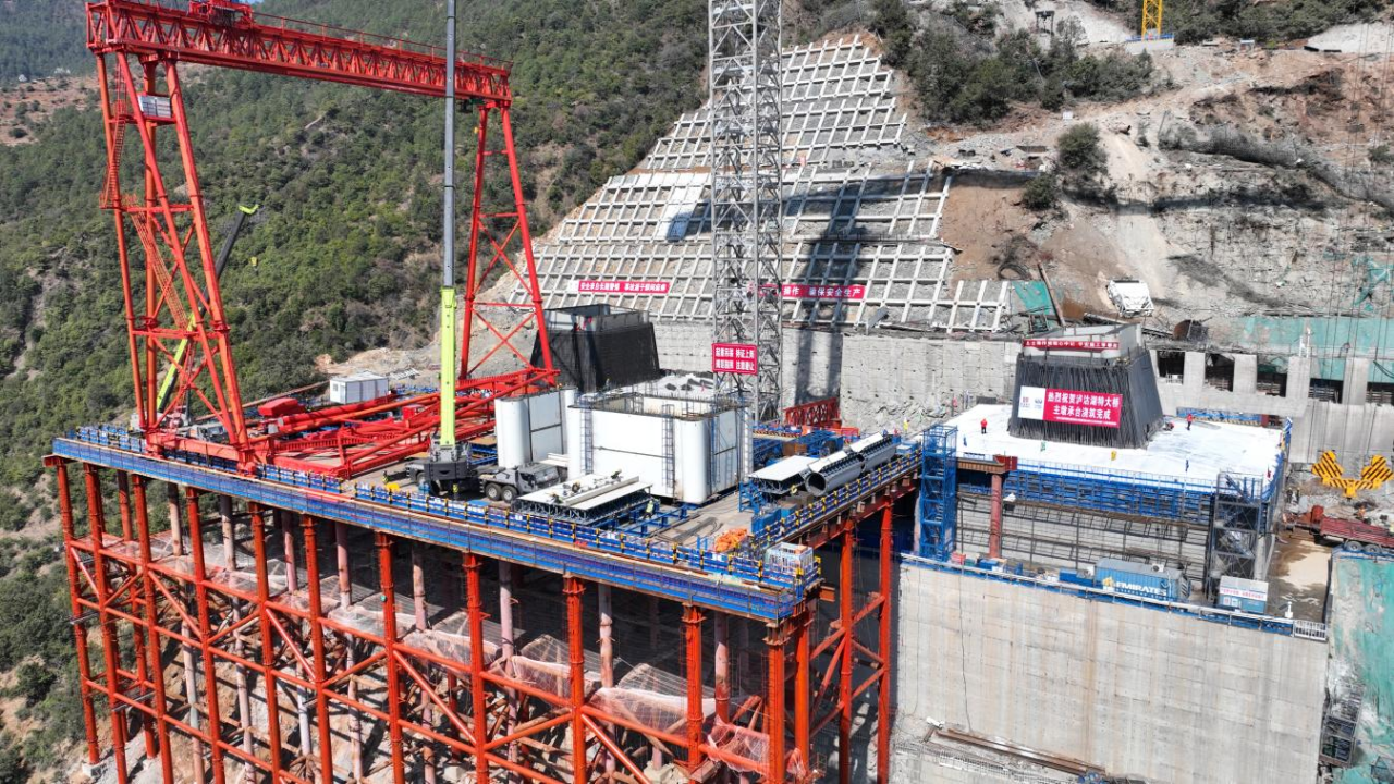 媒體關(guān)注 | 西香高速“超級工程”新進展！瀘沽湖特大橋兩岸承臺澆筑完成