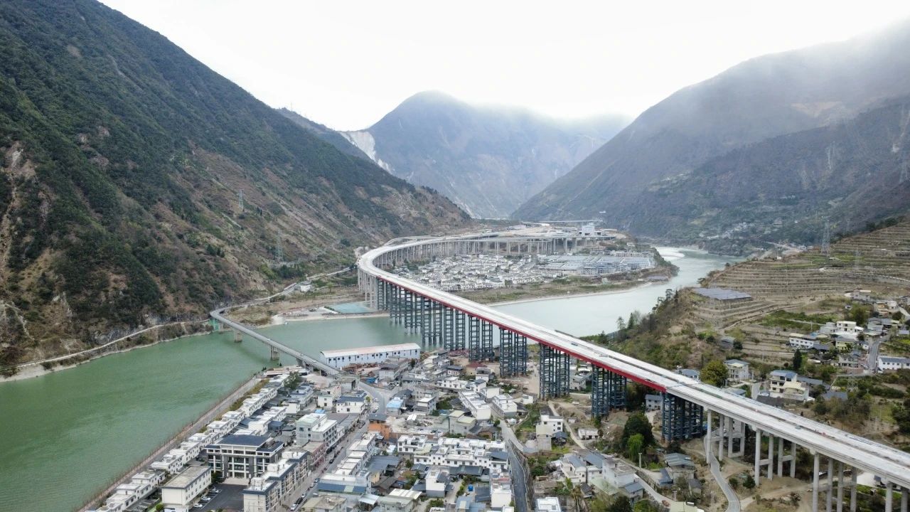 媒體關(guān)注 | 在58米高空推出一座大橋！ 瀘石高速公路得妥特大橋?qū)崿F(xiàn)雙幅貫通