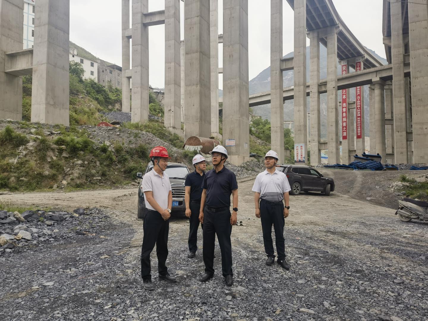 四川路橋黨委委員、紀(jì)委書(shū)記焦利軍帶隊(duì)赴路航公司、華東公司項(xiàng)目一線開(kāi)展防汛督導(dǎo)和調(diào)研檢查