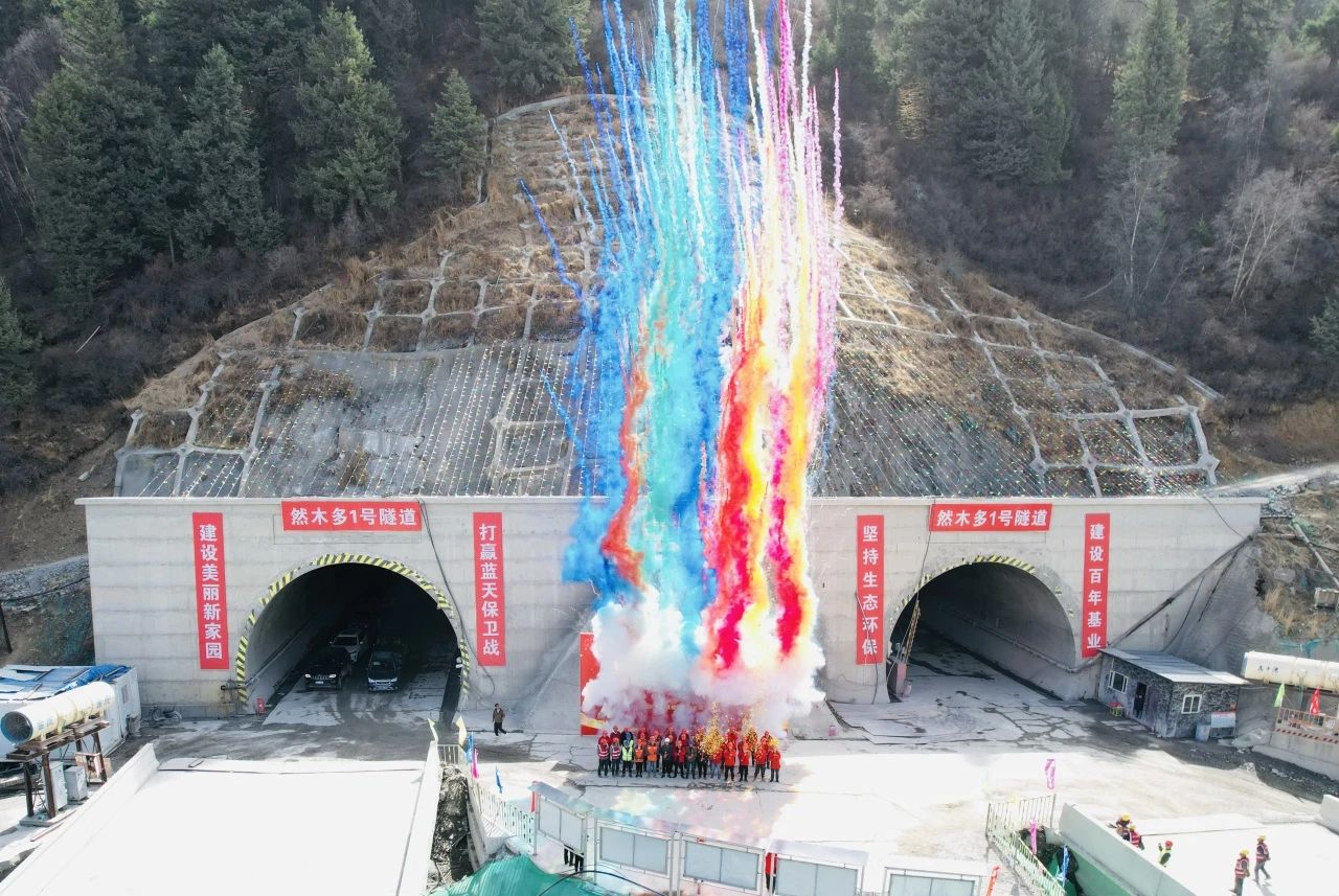項(xiàng)目動(dòng)態(tài)｜久馬高速然木多一號(hào)隧道雙幅順利貫通