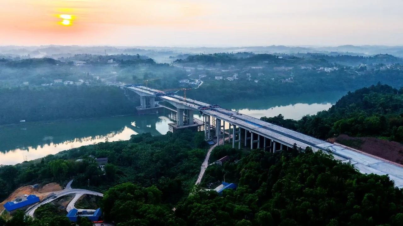 媒體關(guān)注 | 川渝新動脈即將建成！公司承建的這座大橋順利合龍！